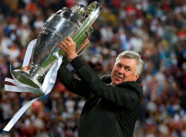 Carlo Ancelotti a Real Madrid 10. BL-trófeáját ünnepli.