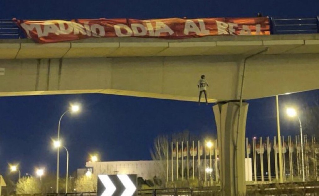 Az Atlético szurkolók Vinícius mezes bábut akasztottak