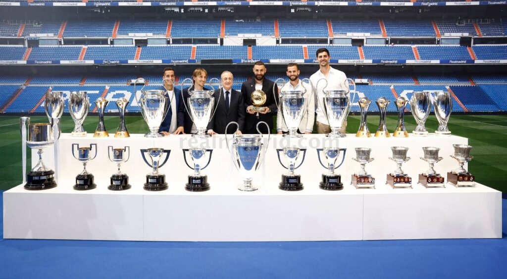 Benzema a csapattársakkal és az elnök úrral. 