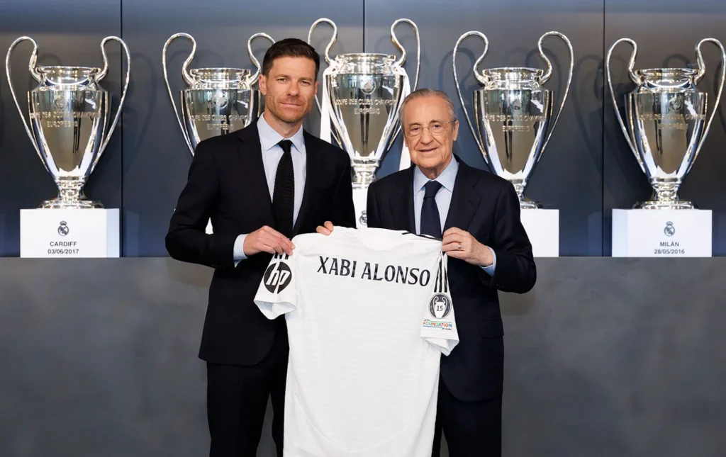 Xabi Alonso és Florentino Pérez (forrás: realmadrid.com)