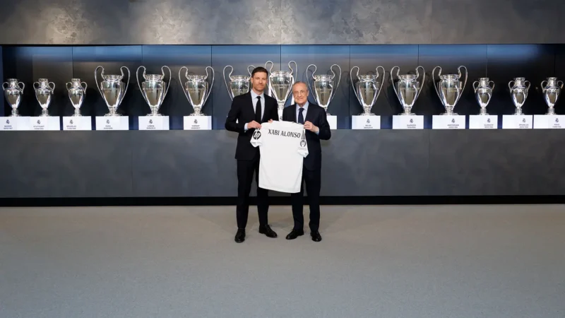 Xabi Alonso és Florentino Pérez (forrás: realmadrid.com)