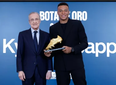 Florentino Pérez és Kylian Mbappé az Aranycípő átadásán (forrás: realmadrid.com)