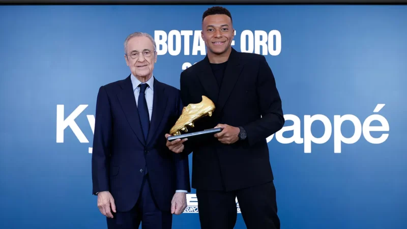Florentino Pérez és Kylian Mbappé az Aranycípő átadásán (forrás: realmadrid.com)