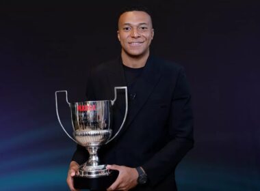 Mbappé a Pichichi-trófeával (forrás: realmadrid.com)