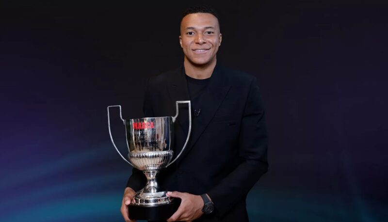 Mbappé a Pichichi-trófeával (forrás: realmadrid.com)