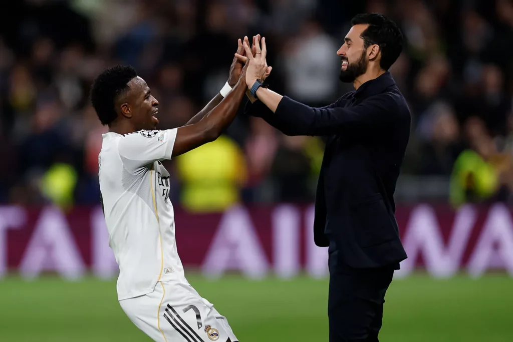 Vini Jr. és Álvaro Arbeloa (forrás: realmadrid.com)