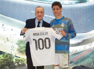 Arda Güler átvette az emlékmezt Florentino Péreztől (kép: realmadrid.com)