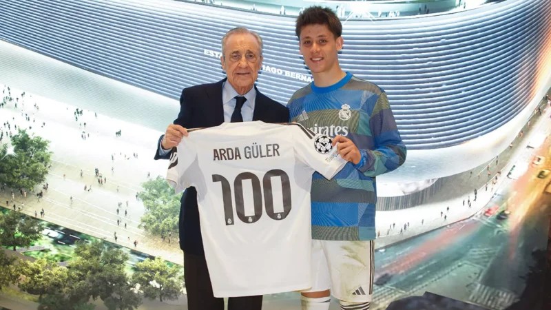 Arda Güler átvette az emlékmezt Florentino Péreztől (kép: realmadrid.com)