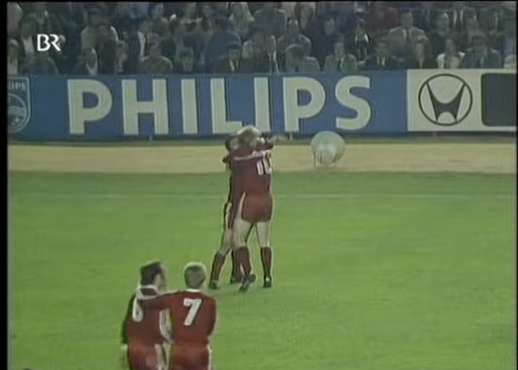 Rummenigge (7) és csappatrásai gólöröme az 1976-os összecsapáson (forrás: youtube screenshot 'gr8t footy')