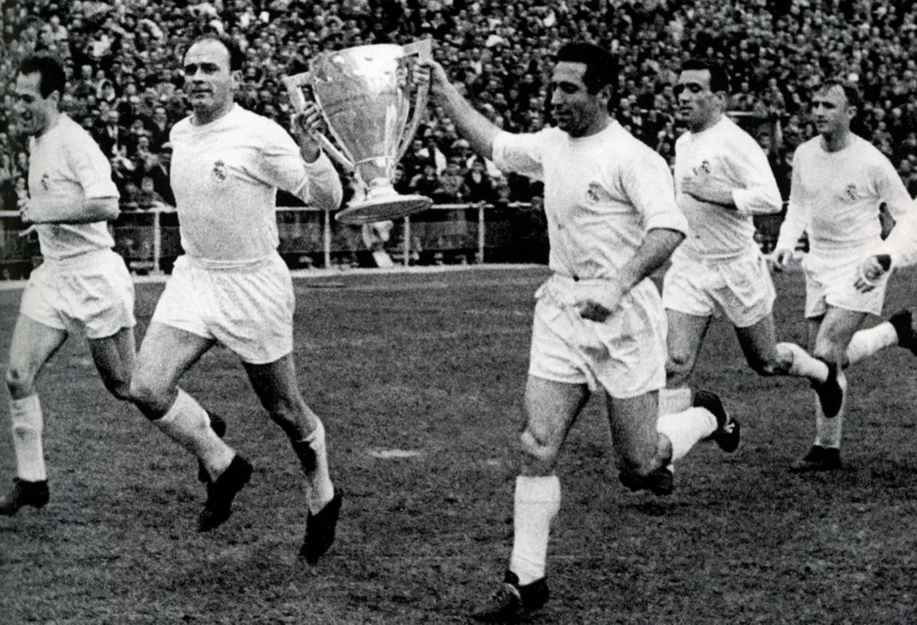 Alfredo Di Stéfano és Francisco Gento a BEK-serleggel (1960) (forrás:realmadrid.com)