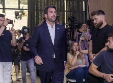 Enrique Riquelme, amikor megérkezett arra a helyszínre, ahol bemutatta elnökjelöltségét (forrás: https://www.marca.com/futbol/real-madrid/2026/05/27/enrique-riquelme-presenta-nueva-ciudad-socio-valdebebas.html)