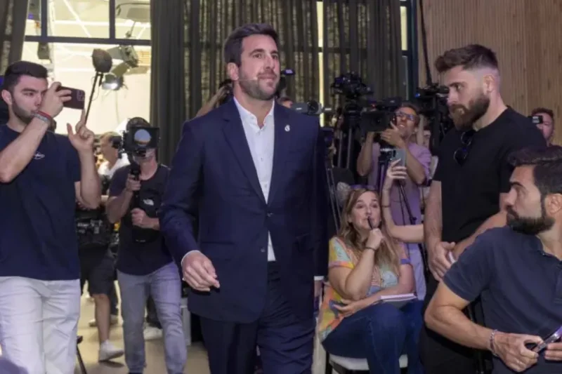 Enrique Riquelme, amikor megérkezett arra a helyszínre, ahol bemutatta elnökjelöltségét (forrás: https://www.marca.com/futbol/real-madrid/2026/05/27/enrique-riquelme-presenta-nueva-ciudad-socio-valdebebas.html)