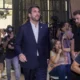 Enrique Riquelme, amikor megérkezett arra a helyszínre, ahol bemutatta elnökjelöltségét (forrás: https://www.marca.com/futbol/real-madrid/2026/05/27/enrique-riquelme-presenta-nueva-ciudad-socio-valdebebas.html)