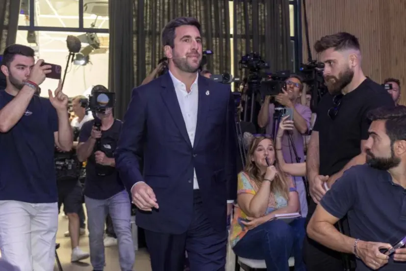 Enrique Riquelme, amikor megérkezett arra a helyszínre, ahol bemutatta elnökjelöltségét (forrás: https://www.marca.com/futbol/real-madrid/2026/05/27/enrique-riquelme-presenta-nueva-ciudad-socio-valdebebas.html)