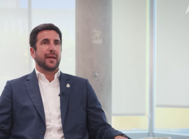 Enrique Riquelme az ABC szerkesztőségében adott interjút (forrás: https://www.abc.es/deportes/real-madrid/enrique-riquelme-dos-estrellas-internacionales-fichadas-20260525190827-nt.html)