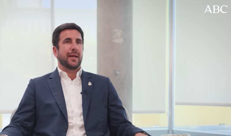 Enrique Riquelme az ABC szerkesztőségében adott interjút (forrás: https://www.abc.es/deportes/real-madrid/enrique-riquelme-dos-estrellas-internacionales-fichadas-20260525190827-nt.html)