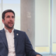 Enrique Riquelme az ABC szerkesztőségében adott interjút (forrás: https://www.abc.es/deportes/real-madrid/enrique-riquelme-dos-estrellas-internacionales-fichadas-20260525190827-nt.html)