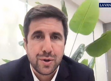 Enrique Riquelme a La Vanguardia interjúja közben (forrás: www.youtube.com/@LaVanguardia)