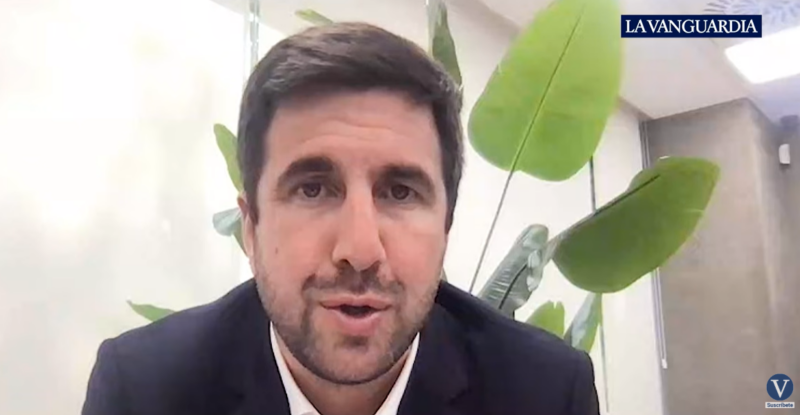 Enrique Riquelme a La Vanguardia interjúja közben (forrás: www.youtube.com/@LaVanguardia)