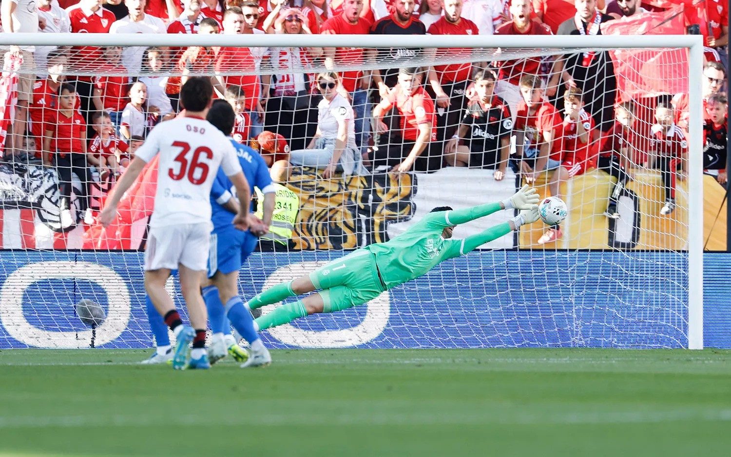 Courtois munkában a Sevilla ellen (forrás: realmadrid.com)