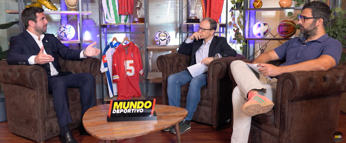 Enrique Riquelme a Mundo Deportivo stúdiójában (forrás: www.youtube.com/@mundodeportivo)