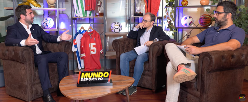 Enrique Riquelme a Mundo Deportivo stúdiójában (forrás: www.youtube.com/@mundodeportivo)