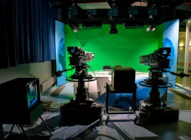 üres stúdió (forrás: https://www.pexels.com/photo/photo-of-a-studio-set-up-7865064/)