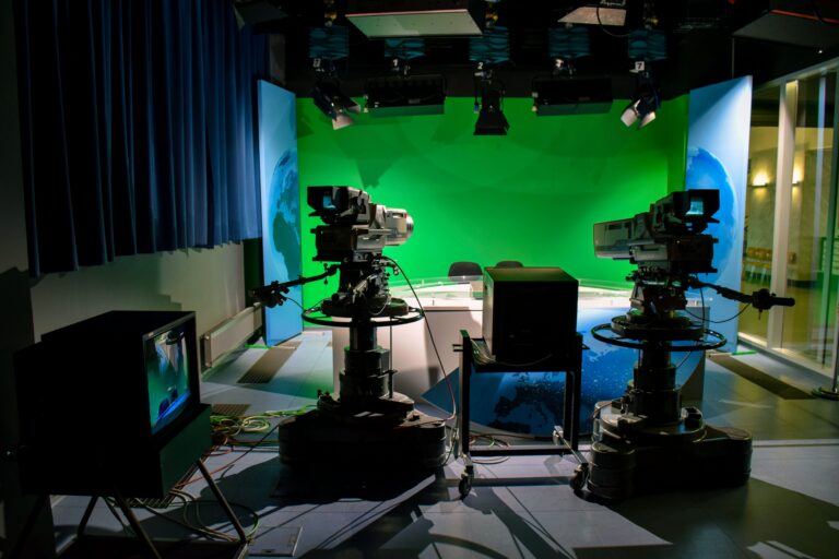 üres stúdió (forrás: https://www.pexels.com/photo/photo-of-a-studio-set-up-7865064/)