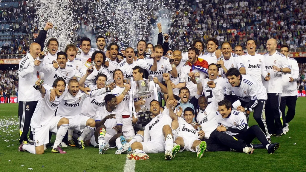 Real Madrid a Király-kupa megnyerése után 2011-ben (1-0 a Barcelona ellen)