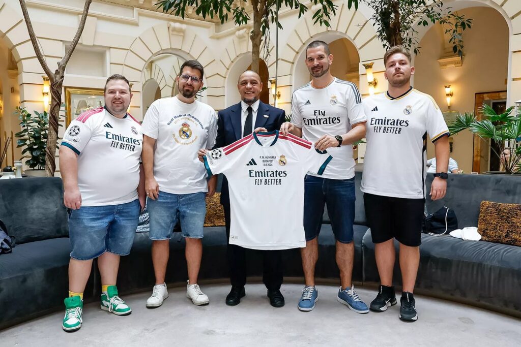 A Peña Madridista Húngara képviselői és Roberto Carlos. (forrás: realmadrid.com)