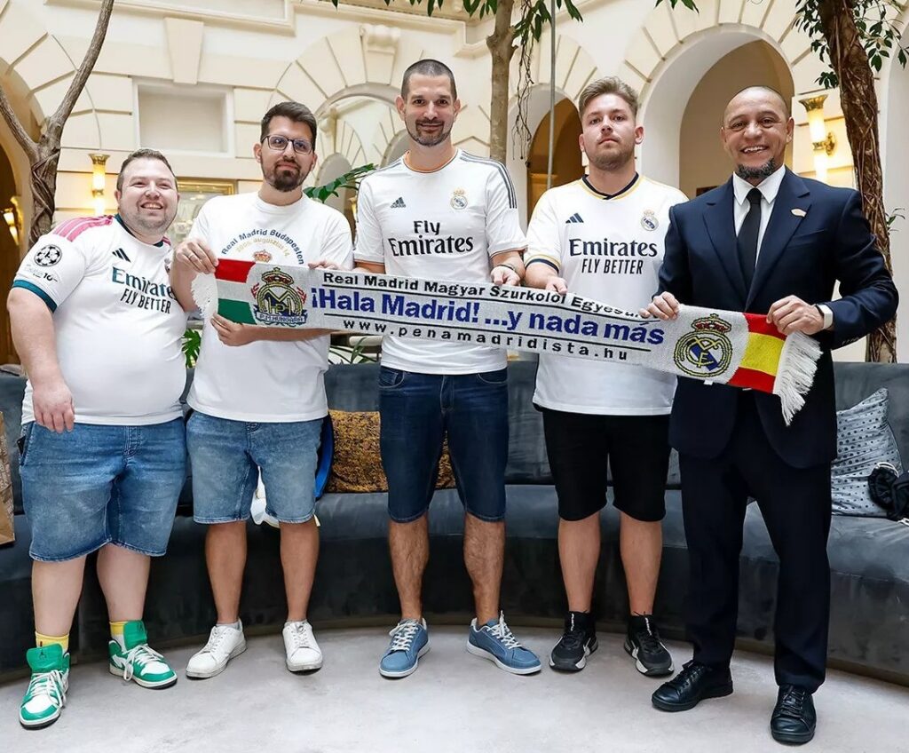 A Peña Madridista Húngara képviselői és Roberto Carlos. (forrás: realmadrid.com)