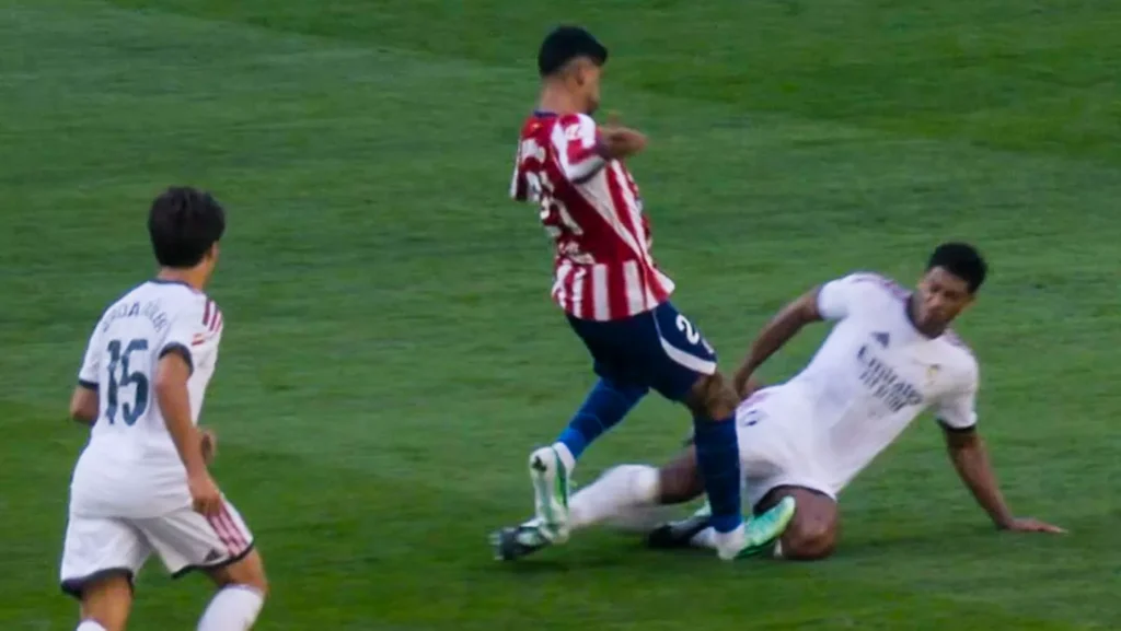 Jude Bellingham ezért kapott sárgát (forrás: realmadrid.com)