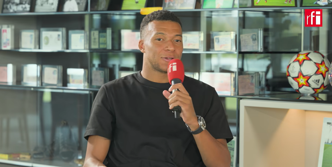 Mbappé az RFI-nek adott interjú közben (forrás: www.youtube.com/@RFI_Fr)