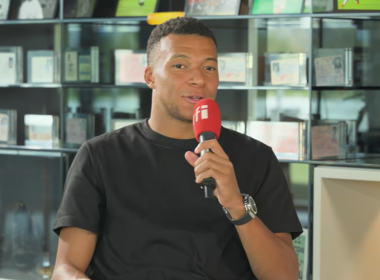 Mbappé az RFI-nek adott interjú közben (forrás: www.youtube.com/@RFI_Fr)