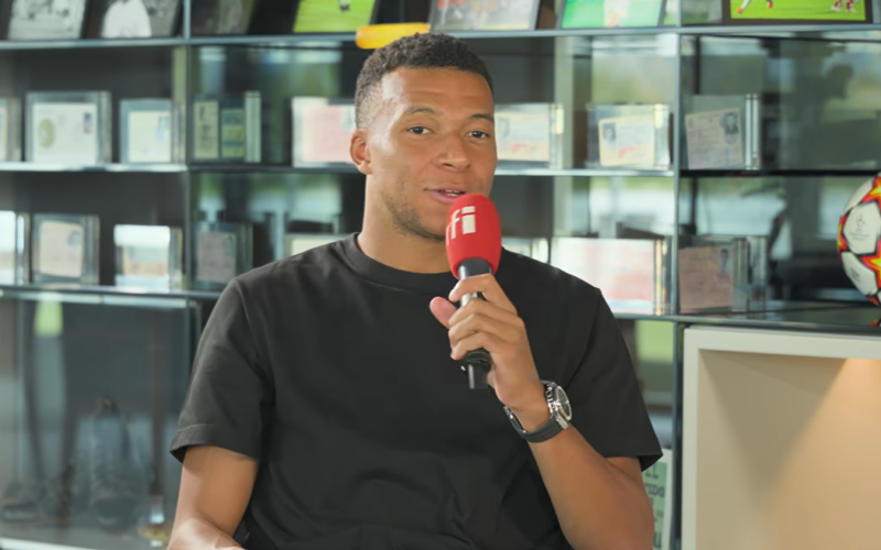 Mbappé az RFI-nek adott interjú közben (forrás: www.youtube.com/@RFI_Fr)