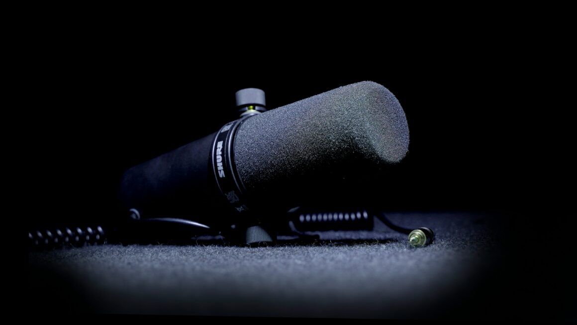 mikrofon (forrás: Nana Adwuma - https://unsplash.com/photos/a-microphone-on-the-ground-with-a-black-background-ieLg08NLuAY)