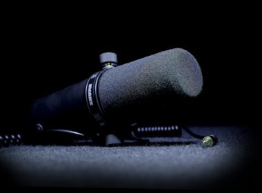 mikrofon (forrás: Nana Adwuma - https://unsplash.com/photos/a-microphone-on-the-ground-with-a-black-background-ieLg08NLuAY)
