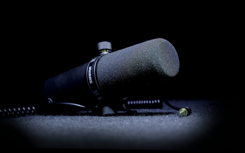 mikrofon (forrás: Nana Adwuma - https://unsplash.com/photos/a-microphone-on-the-ground-with-a-black-background-ieLg08NLuAY)