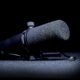 mikrofon (forrás: Nana Adwuma - https://unsplash.com/photos/a-microphone-on-the-ground-with-a-black-background-ieLg08NLuAY)