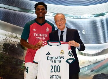 Tchouaméni és Florentino Pérez (forrás: realmadrid.com)