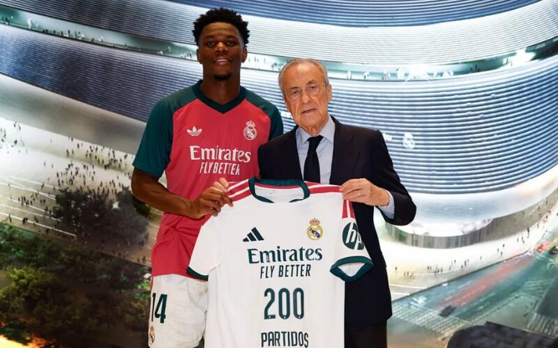Tchouaméni és Florentino Pérez (forrás: realmadrid.com)