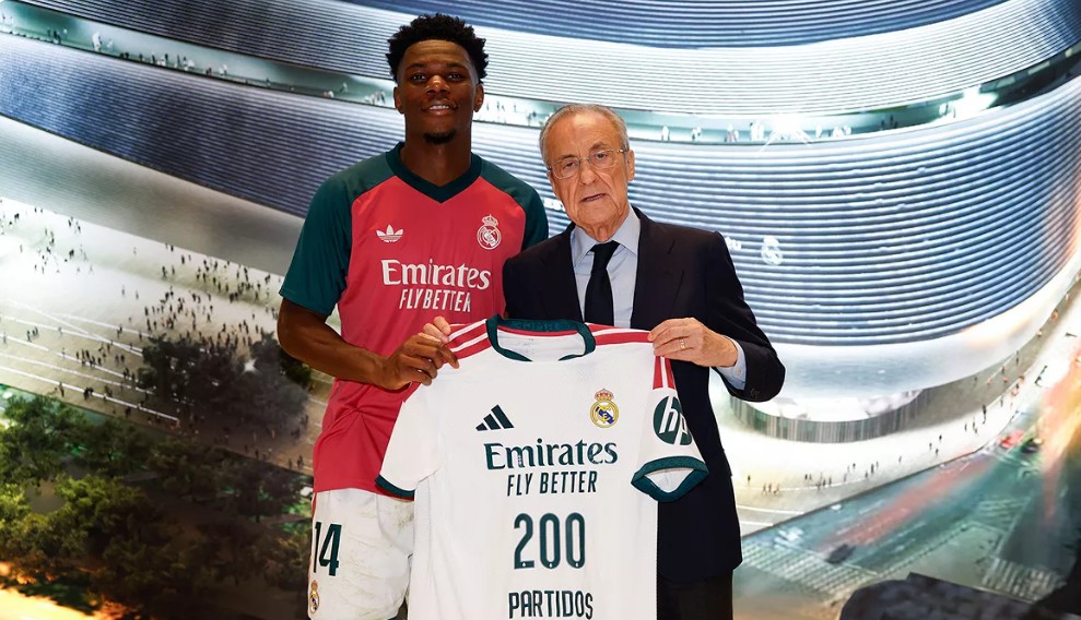 Tchouaméni és Florentino Pérez (forrás: realmadrid.com)